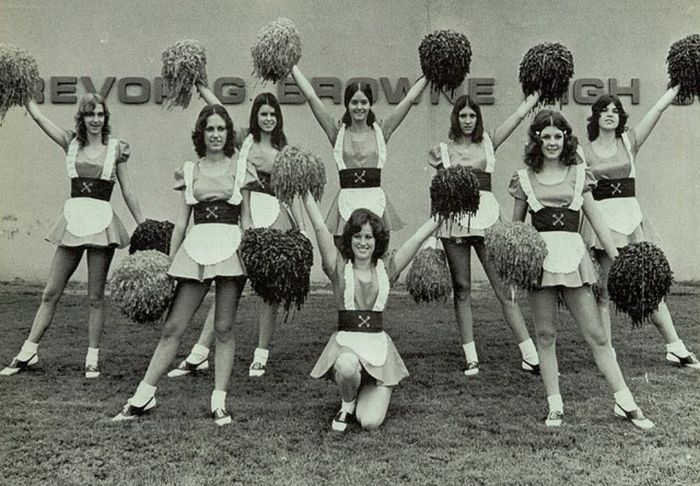 Cheerleaders Of The 70s and 80s (32 pics)