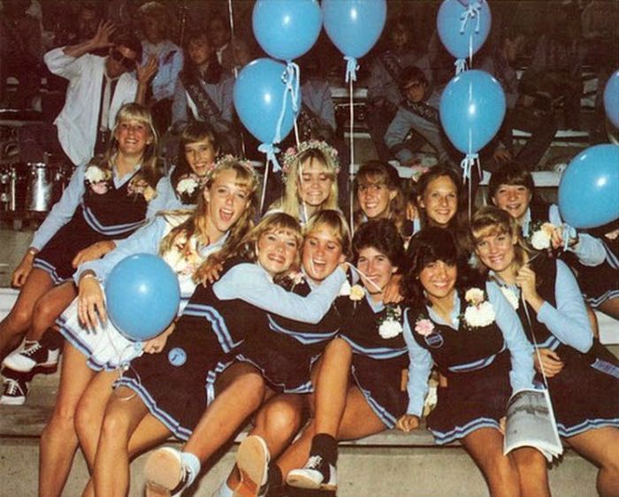 Cheerleaders Of The 70s and 80s (32 pics)