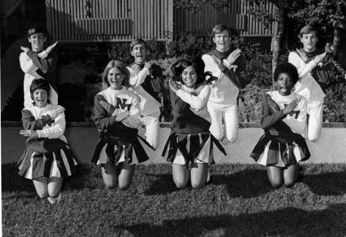 Cheerleaders Of The 70s and 80s (32 pics)