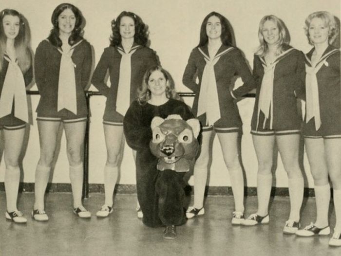 Cheerleaders Of The 70s and 80s (32 pics)