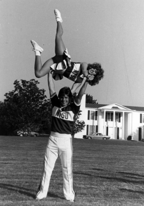 Cheerleaders Of The 70s and 80s (32 pics)