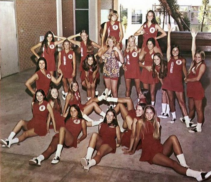 Cheerleaders Of The 70s and 80s (32 pics)