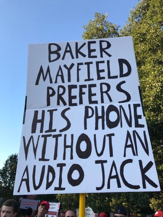 The Best College GameDay Signs (27 pics)