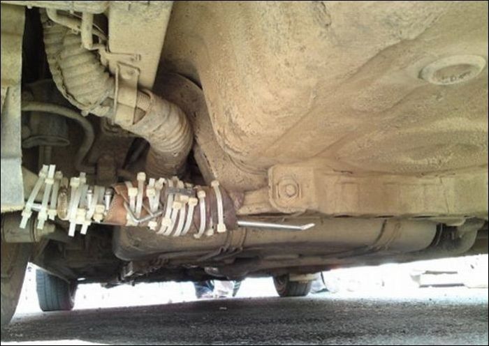 Awkward Car Repairs (25 pics)