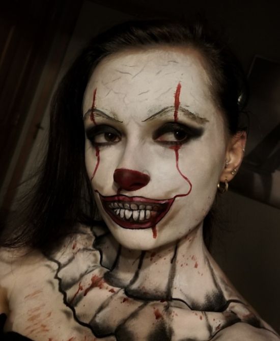 Female Pennywise Cosplay (22 pics)