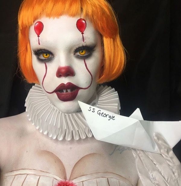 Female Pennywise Cosplay (22 pics)