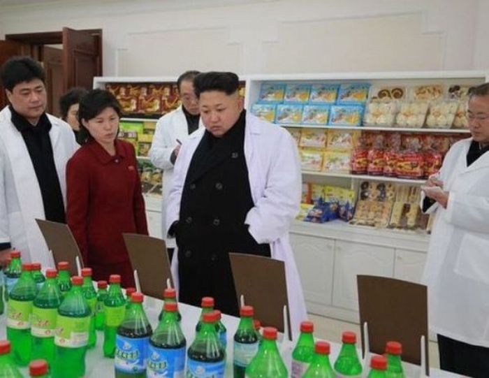 Kim Jong-Un Can’t Stop Looking At Food (21 pics)
