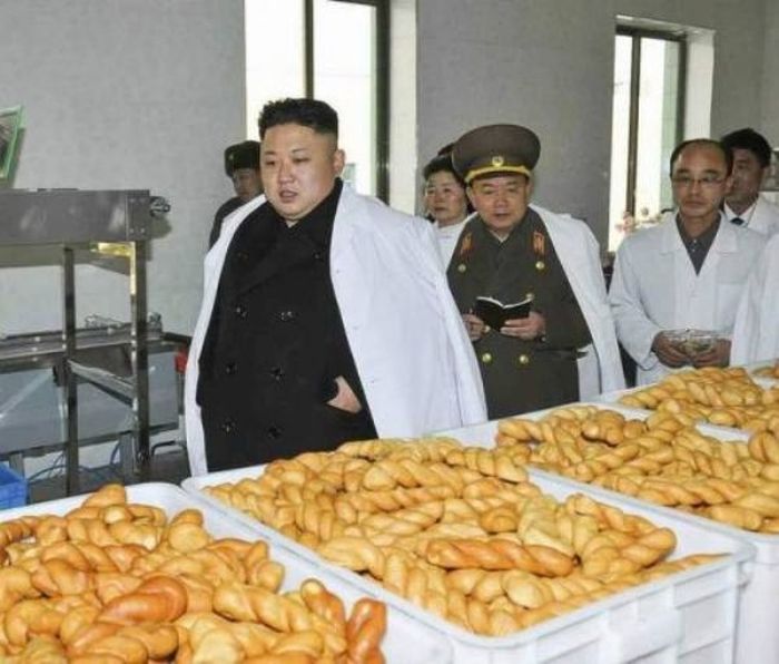 Kim Jong-Un Can’t Stop Looking At Food (21 pics)