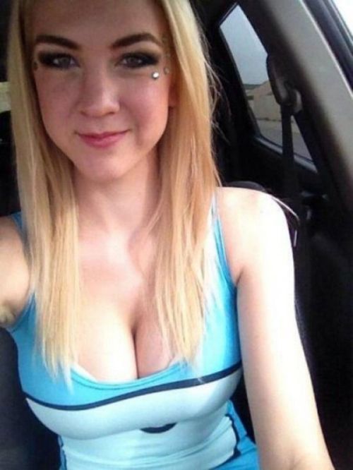 Cute Girls Taking Car Selfies (33 pics)