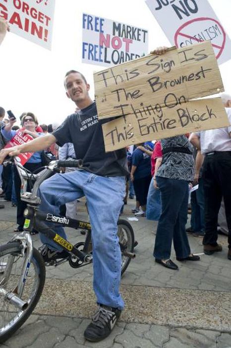 Trolling Protesters (46 pics)
