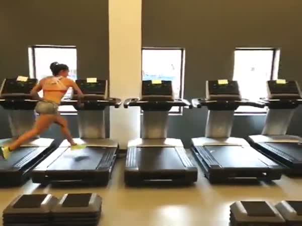 Gym Babe Is Preparing For Something Epic