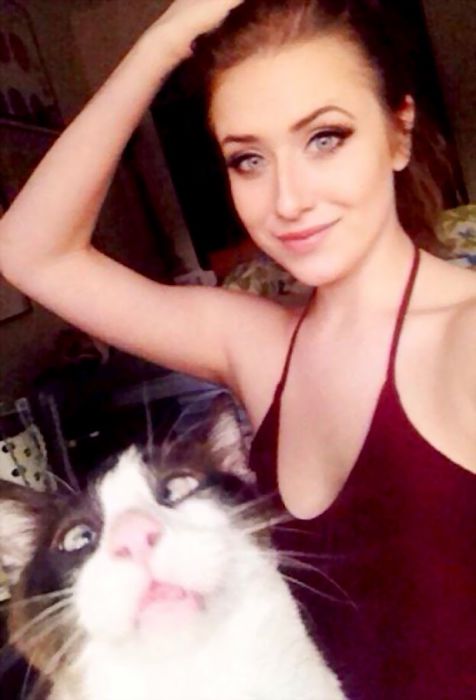 Cats That Ruined the Photos of Their Owners (19 pics)