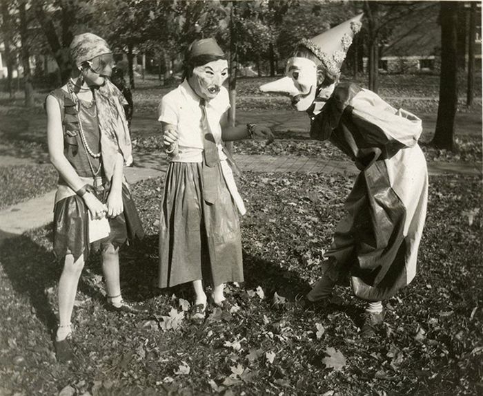 Creepy Vintage Halloween Costumes (20 pics)