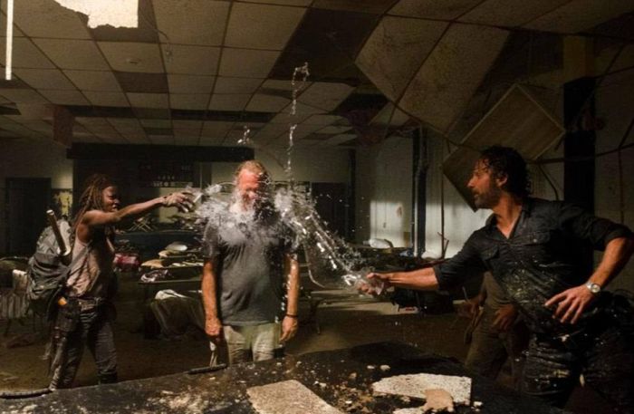Walking Dead Cast Laughing Behind The Scene (21 pics)
