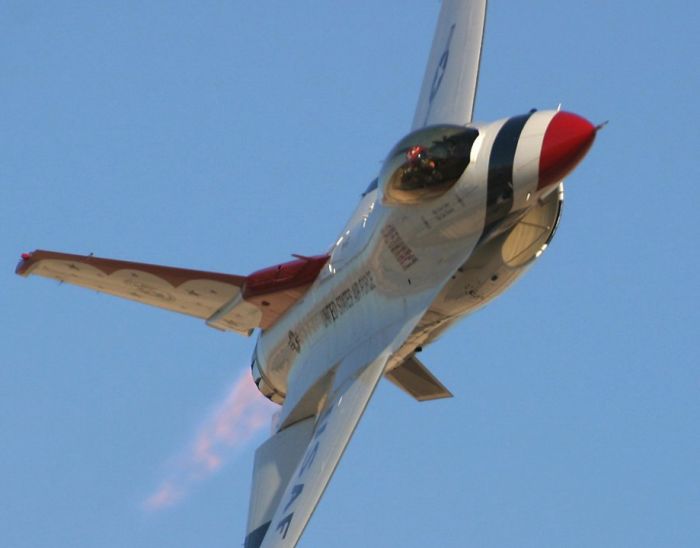 Perfectly timed Thunderbird (33 pics)