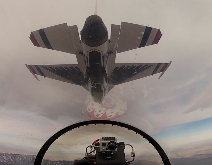 Perfectly timed Thunderbird (33 pics)