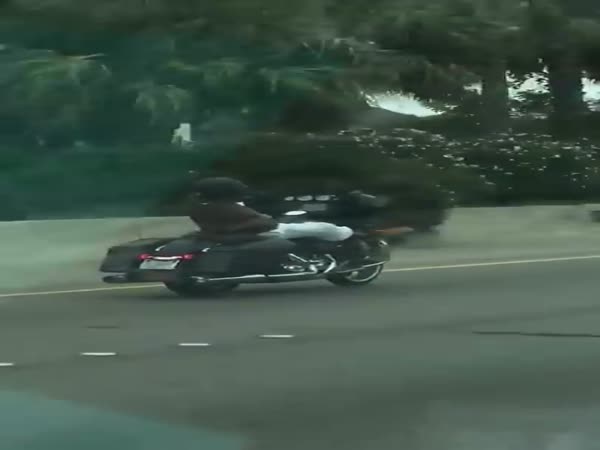 Crazy Driving Skills, Man Drive Motorcycle Without Hand On Highway