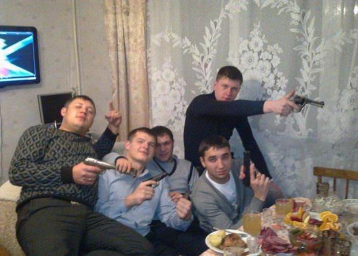 Strange Russian Peoples With Guns (20 pics)
