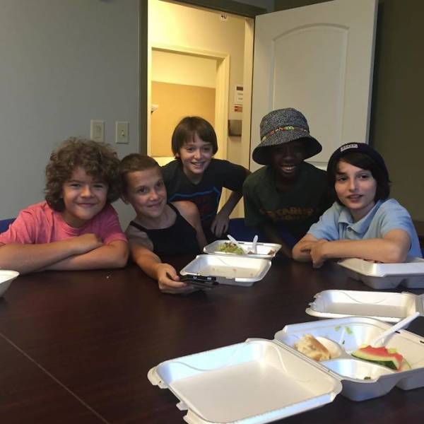 Stranger Things Cast In Real Life (33 pics)
