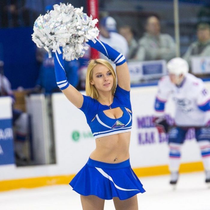 Russian Ice Hockey Cheerleaders (34 pics)