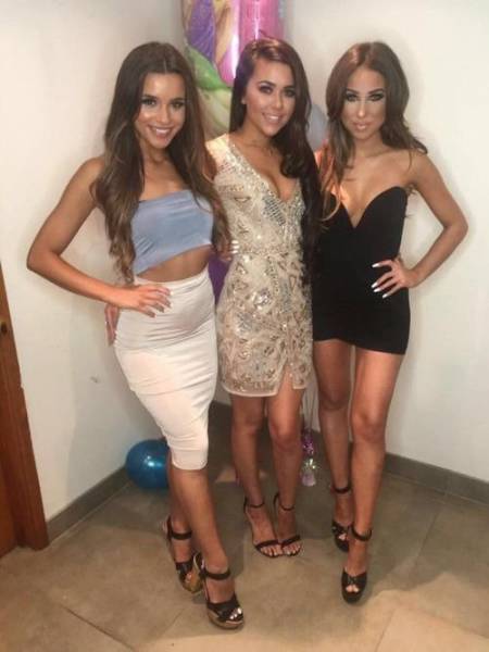 Girls In Tight Dresses (38 pics)