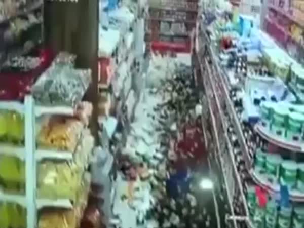 Iraq Earthquake: People Running For Lives at Mall