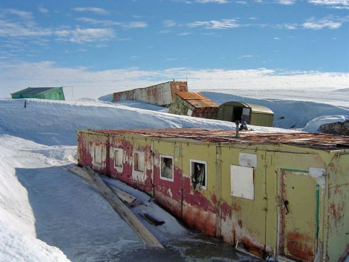 Abandoned Antarctic Stations (42 pics)