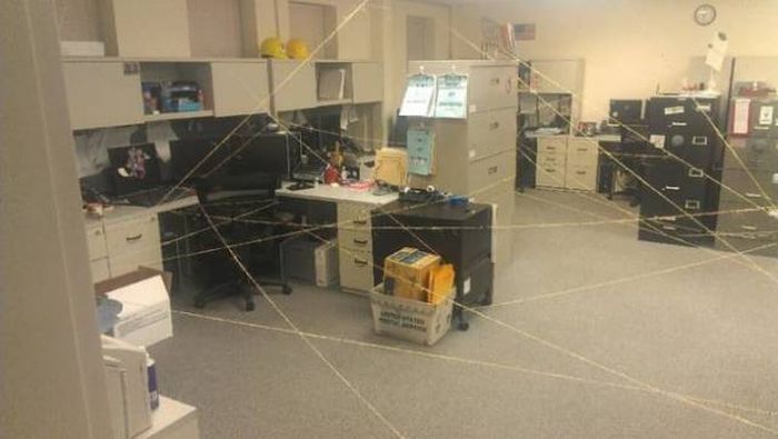 Coworker Pranks (27 pics)