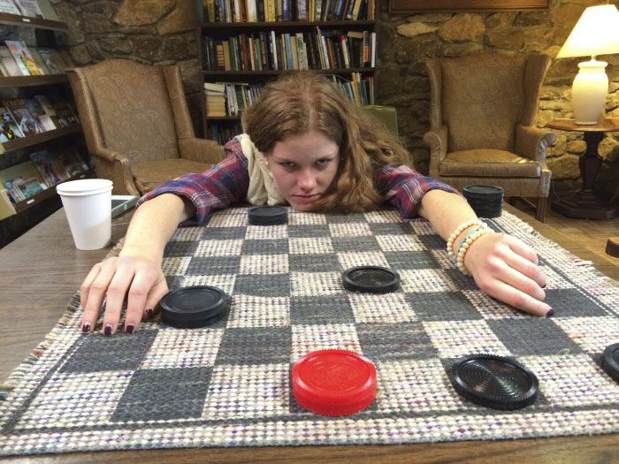 “Every Thanksgiving My Little Cousin Challenges Me To Checkers. I’ve Been Documenting Her Defeat For The Past 9 Years” (9 pics)