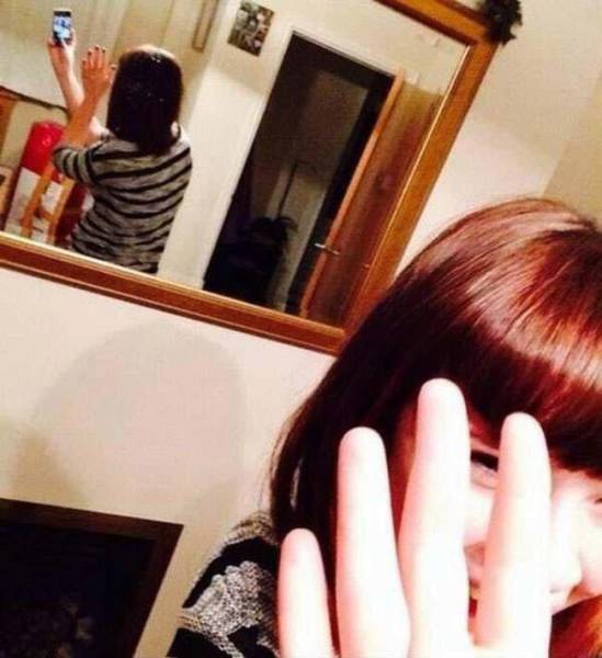 There Is Something Happening In These Selfies (17 pics)