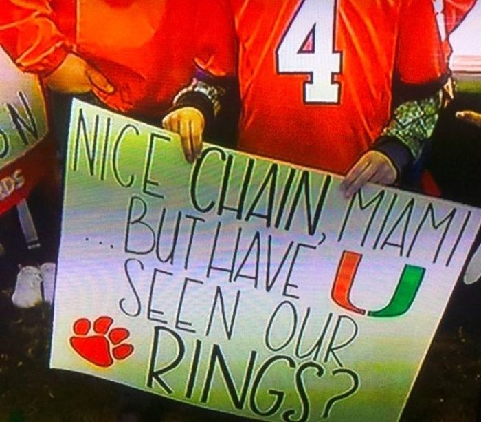 The Best College GameDay Signs (39 Pics)