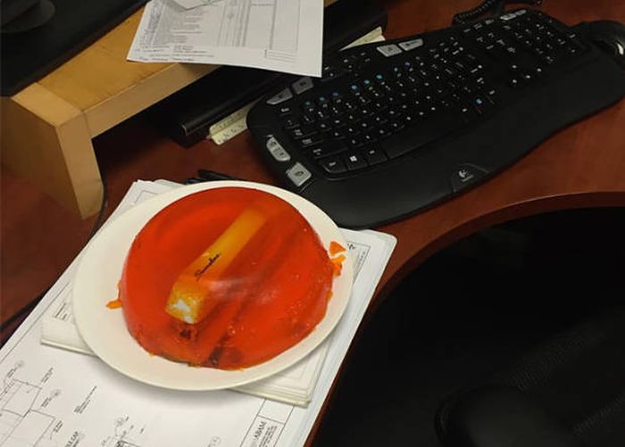 How People Entertain Themselves By Messing With Their Coworkers (40 pics)