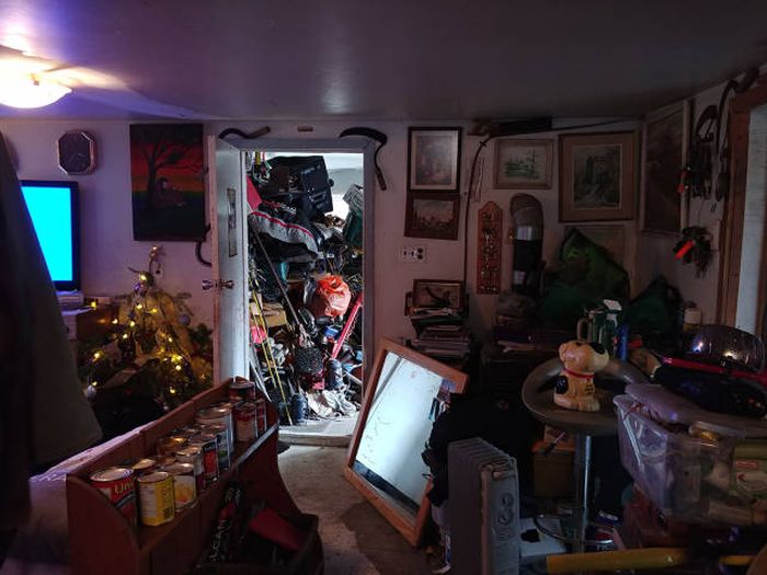 The House Of A Man Who Couldn’t Get Over A Divorce… (16 pics)