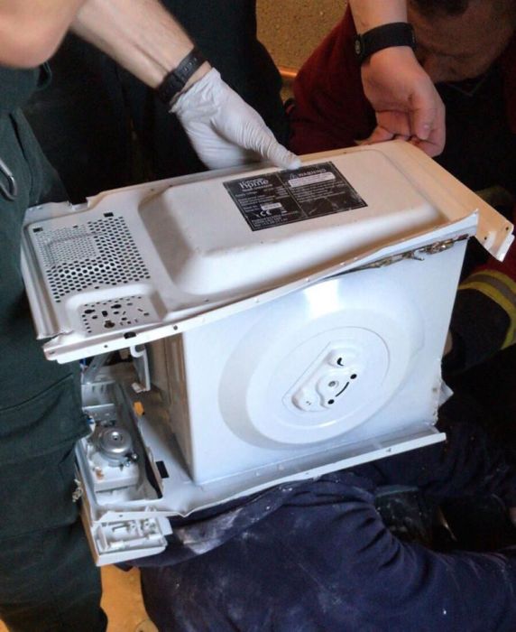 Man Stuck In A Microwave (4 pics)