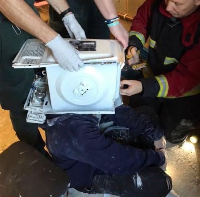 Man Stuck In A Microwave (4 pics)