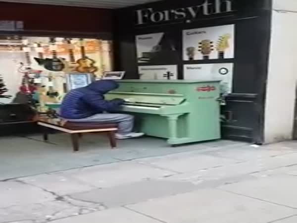 Street Piano Player's Marvellous Medley Goes Viral