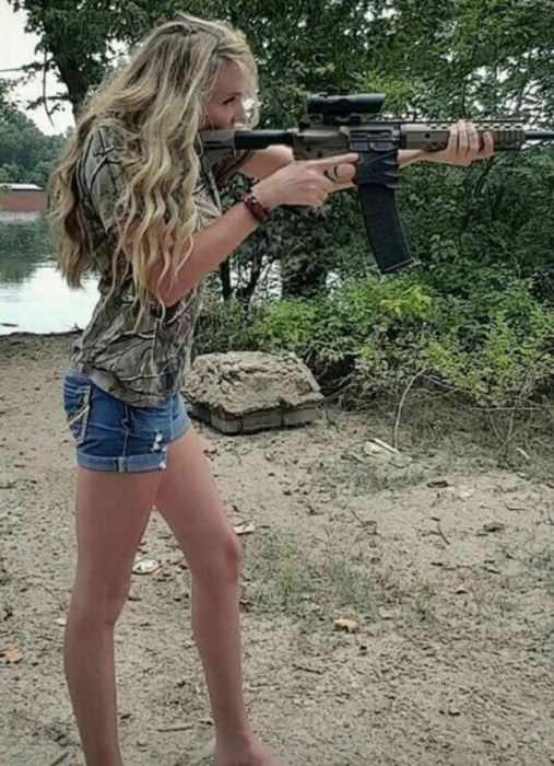 Girls With Guns (52 pics)