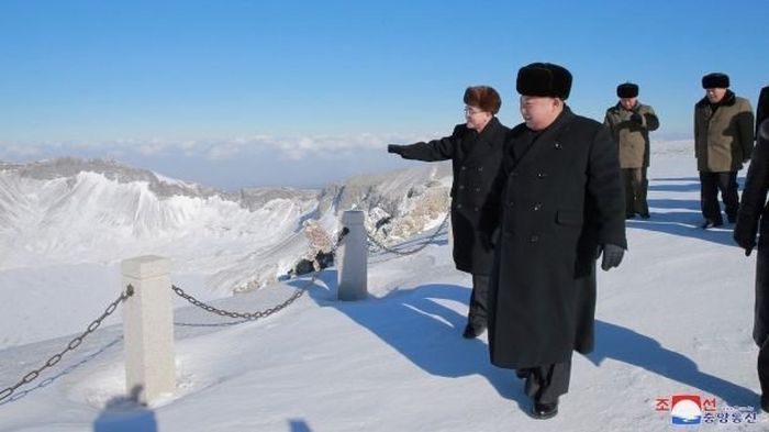 Kim Jong Un Teaches People How To Work (18 pics)