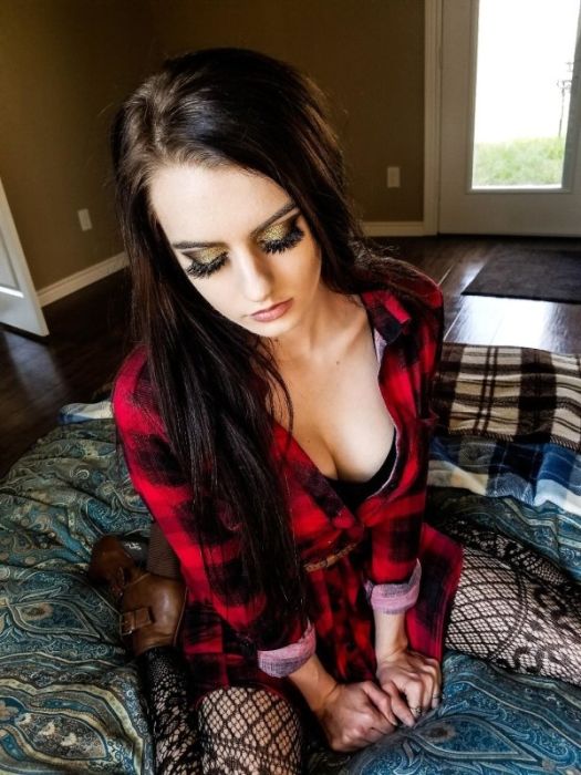 Cute Girls In Flannels (31 pics)