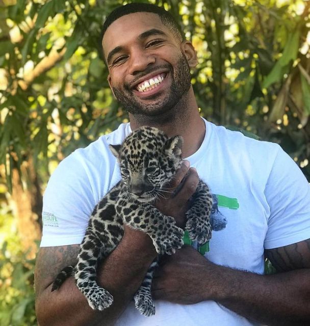 This Exotic Animal Specialist Is The Real-Life Tarzan (27 pics)