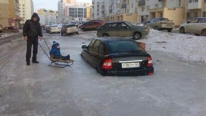 Car Stuck In Ice In Russia (16 pics)