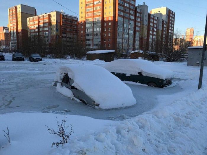 Car Stuck In Ice In Russia (16 pics)