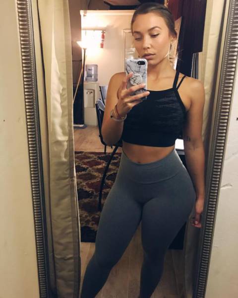 Girls In Yoga Pants (53 pics)