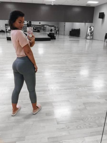 Girls In Yoga Pants (53 pics)