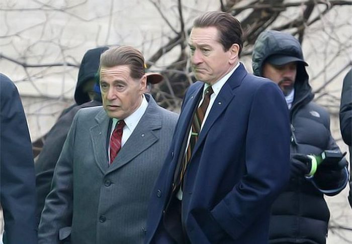 Robert De Niro On The Set Of "The Irishman" (2 pics)