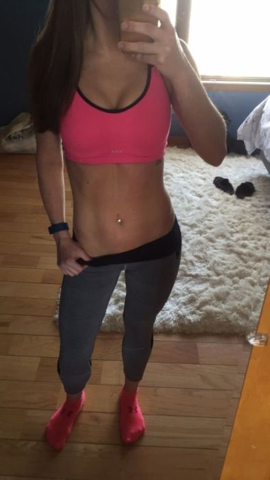 Girls In Sports Bras (36 pics)