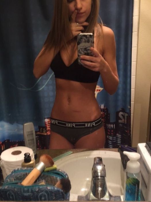 Girls In Sports Bras (36 pics)