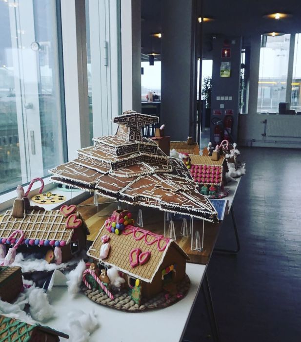 Giant Gingerbread Imperial Star Destroyer (8 pics)