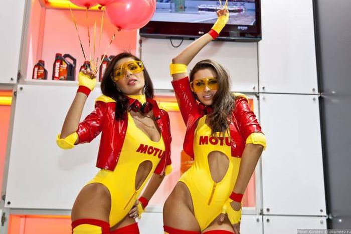 Hot Girls At Motor Shows (47 pics)