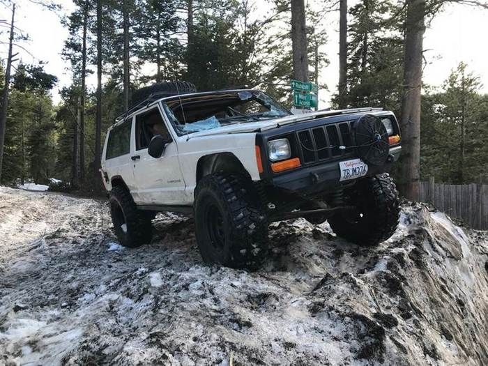Jeep Under Snow (6 pics)
